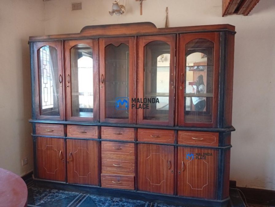 Large display cabinet