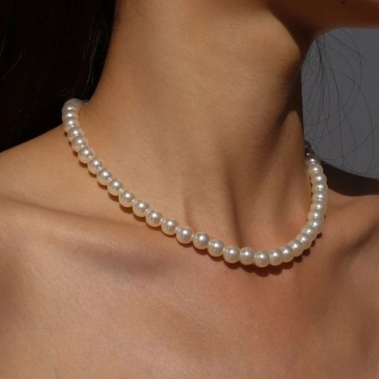 Plain pearl necklace