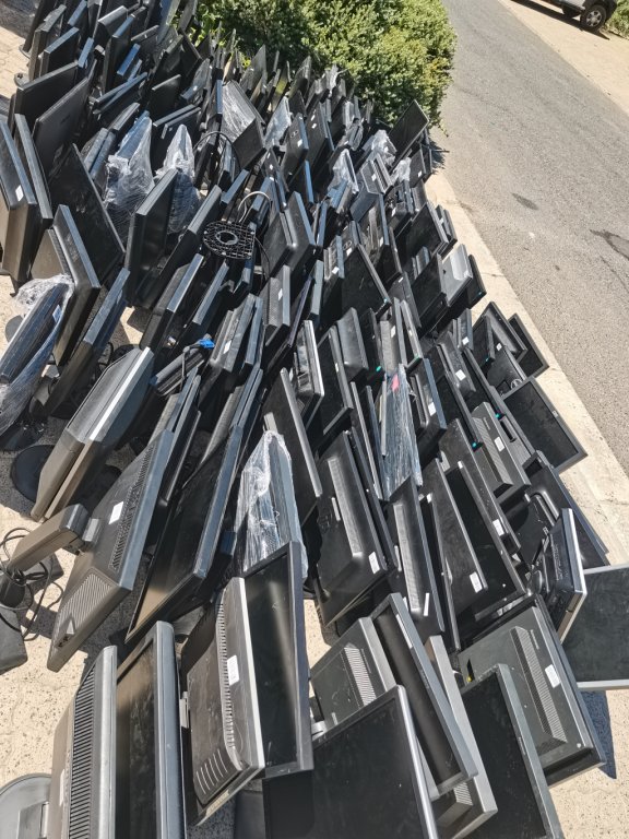 Computer desk top hp, dell, Samsung, monitors of all sizes printers any brands we sell in bulk also