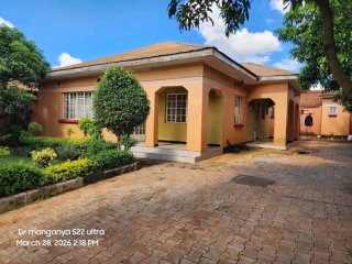 house for rent 4 bedroom 2 ensuite tilled celling gyser for sale in Area 51, Lilongwe, Malawi
