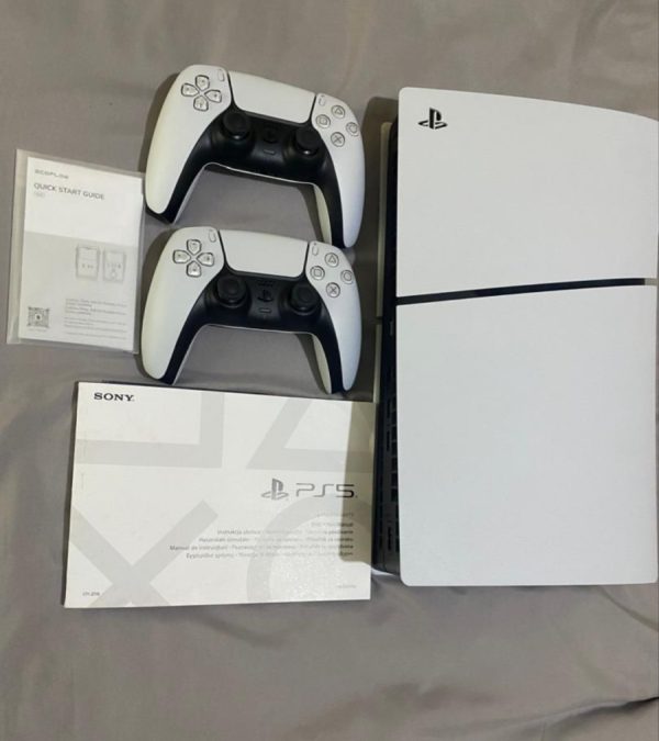 PS5 Slim Disc Edition COMES with 2 controllers