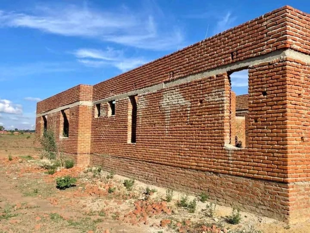 UNFINISHED HOUSE FOR SALE AT 6 MILES