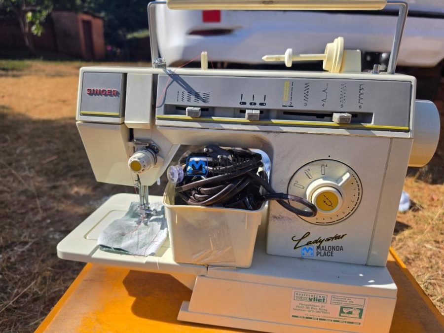 Singer sewing machine. Multipurpose (zig-zag and embroidery)